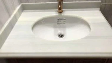Mặt bàn thạch anh với tủ trắng